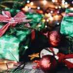 Weihnachtsgeschenke und Christbaumkugeln