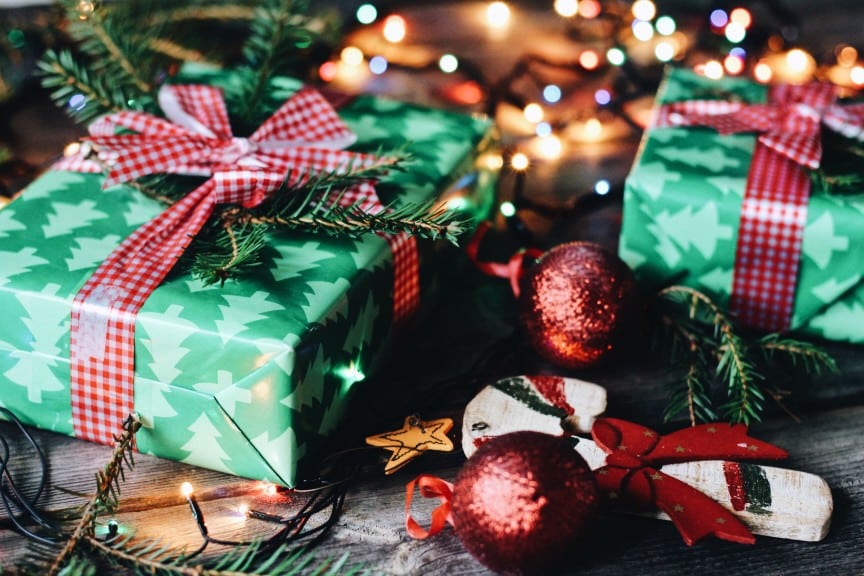Weihnachtsgeschenke und Christbaumkugeln