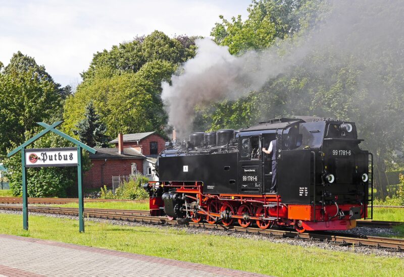 Der Rasende Roland auf Rügen ist eine der bekanntesten historischen Eisenbahnen in Deutschland.