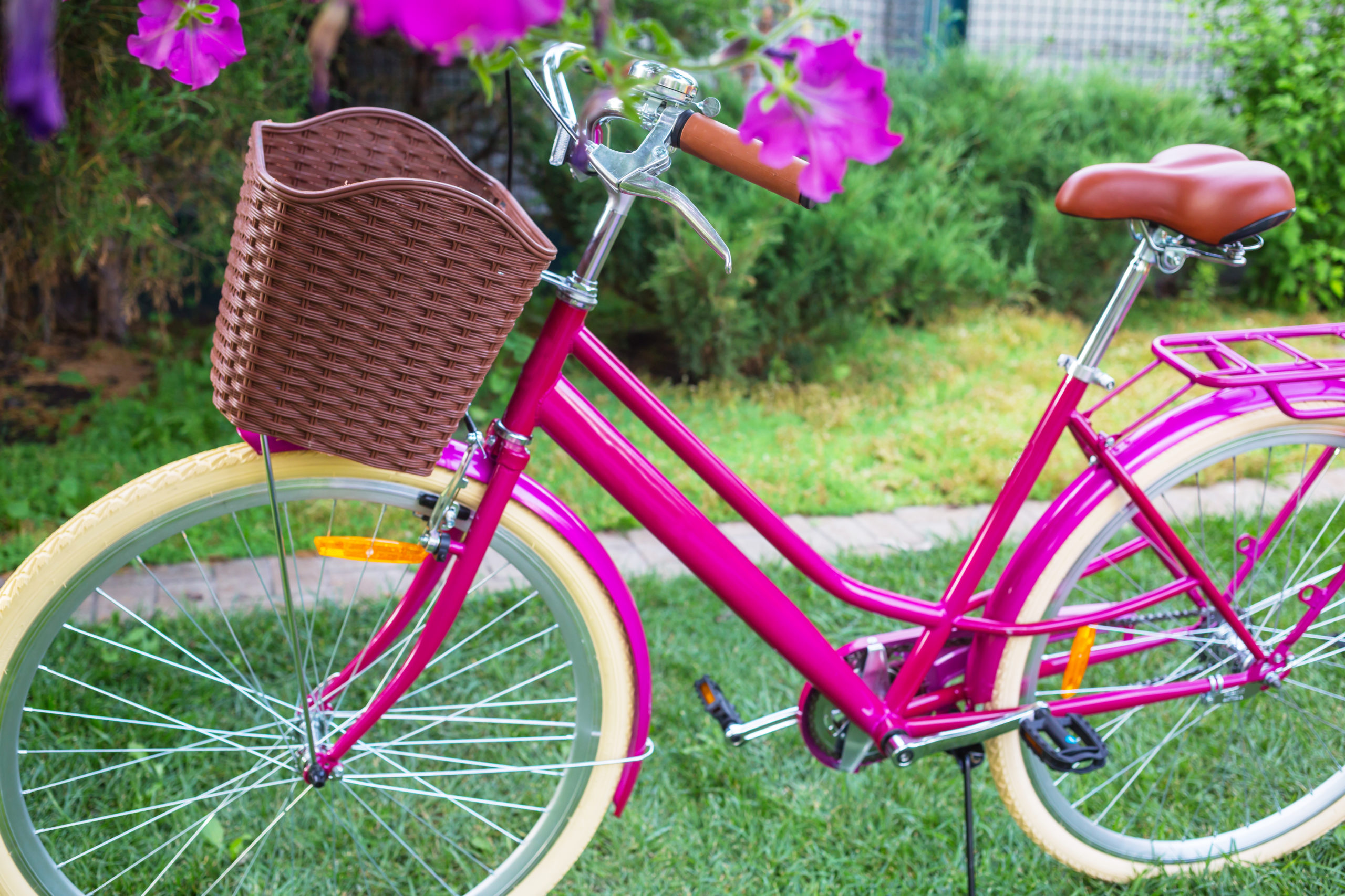 Nicht immer ist eine Fahrradtasche nötig, manchmal reicht auch ein Fahrradkorb. Foto: Galyna_Andrushko via Envato