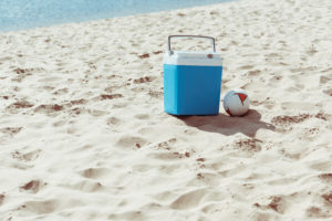 Mit der richtigen Kühlbox macht jeder Strandurlaub Spaß. Foto: LightFieldStudios via Envato.