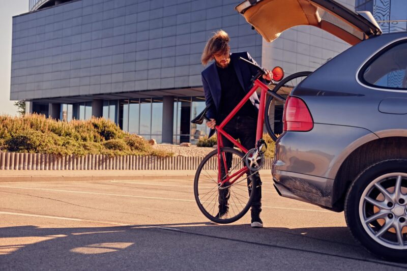 Ob das wohl die richtige Art und Weise ist, sein Fahrrad zu transportieren Foto fxquadro via Envato