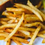 Auch wenn Pommes Frittes fettreduziert in der Heißluftfritteuse selber gemacht werden, sollten sie nicht zum Grundnahrungsmittel werden. Foto: jenni.heller via Twenty 20