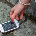 Was tun, wenn das Handy Display zersplittert ist? Foto: ako via Twenty20