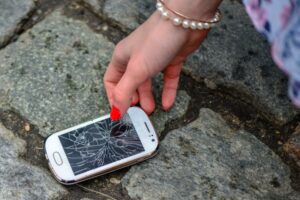 Was tun, wenn das Handy Display zersplittert ist? Foto: ako via Twenty20
