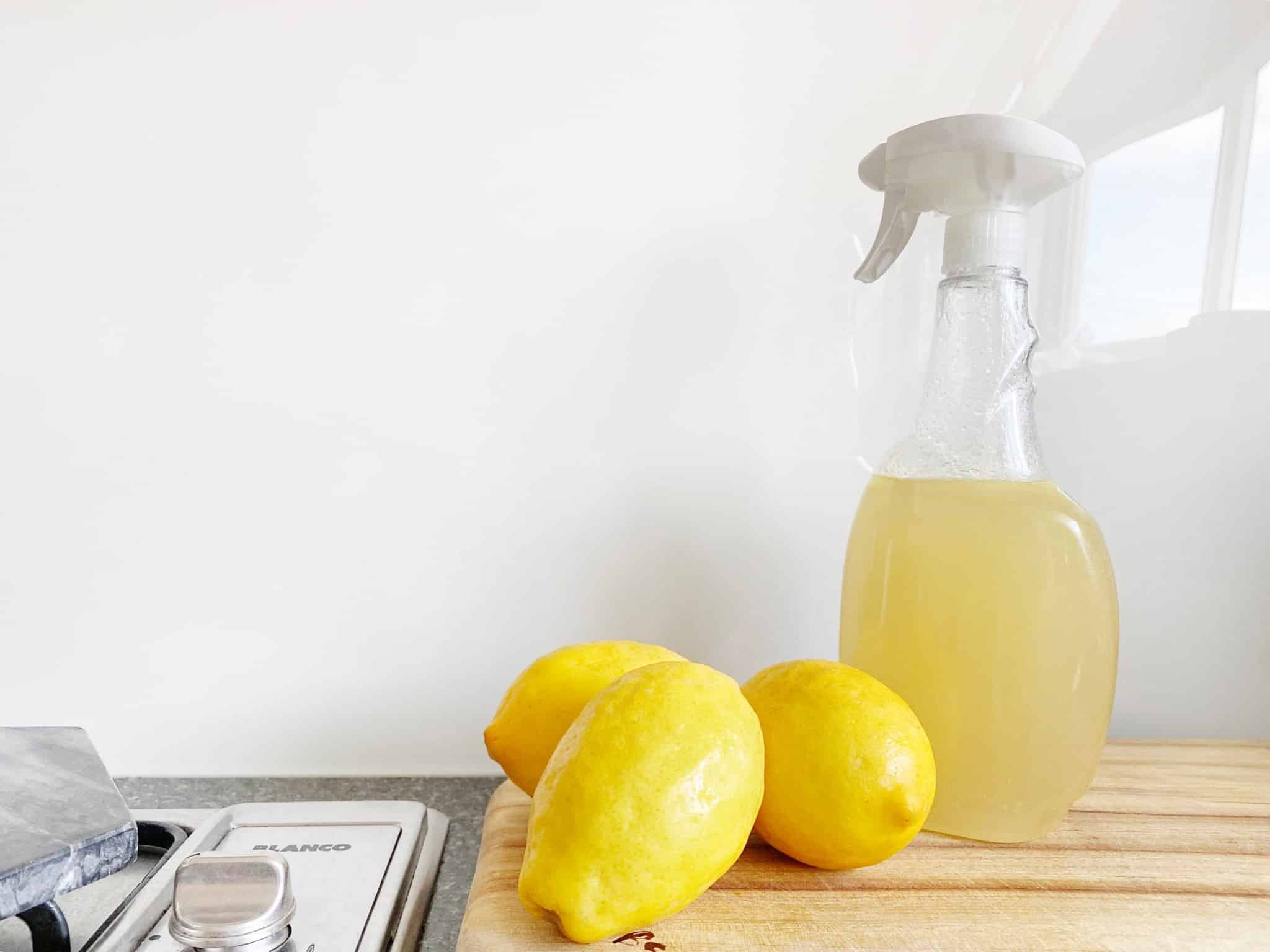 Selbstgemachte Reinigungsprodukte mit Zitrone wirken effektiv gegen Schmutz und duften dazu hervorragend. Foto-Quelle httpsunsplash.comphotosn5qirFAe6rQ