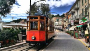 Um die Ferieninsel Mallorca zu erkunden, braucht man eher einen Mietwagen als die Straßenbahn. Foto Pixel-Sepp via pixabay