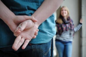 Ein Verlobungsring gehört bei einem Verlobungsantrag einfach dazu. Foto adphotovid via Twenty20