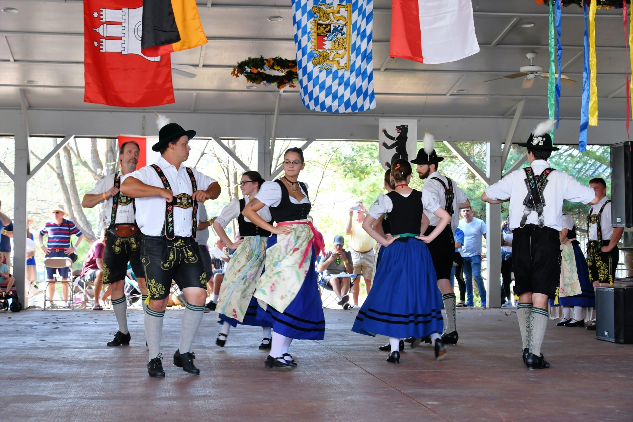 Trachtenfest in Bayern und mit charmanten Damen im Dirndl. Foto MargJohnsonVA via Twenty20