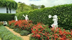 Garten mit drei Skulpturen