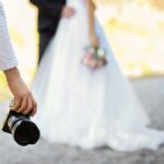 Fotograf macht Bilder vom Hochzeitspaar