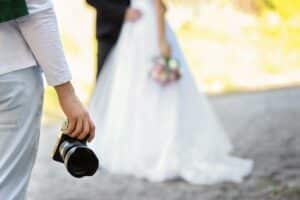 Fotograf macht Bilder vom Hochzeitspaar