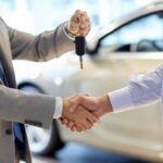 Händler und Autokäufer schütteln sich die Hände
