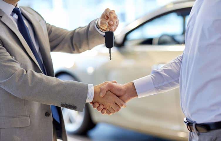 Händler und Autokäufer schütteln sich die Hände