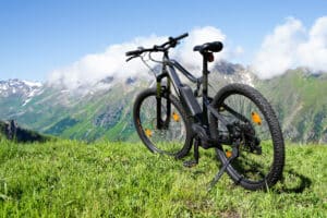 Ein E-Bike ist ideal auch für Bergtouren. Foto ©Andrey Popovstock adobe