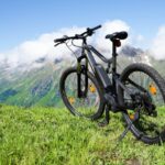 Ein E-Bike ist ideal auch für Bergtouren. Foto ©Andrey Popovstock adobe
