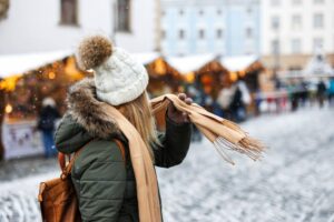 Junge Frau auf dem Wintermarkt