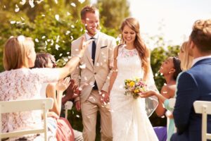 Sommerhochzeit mit glücklichem Brautpaar