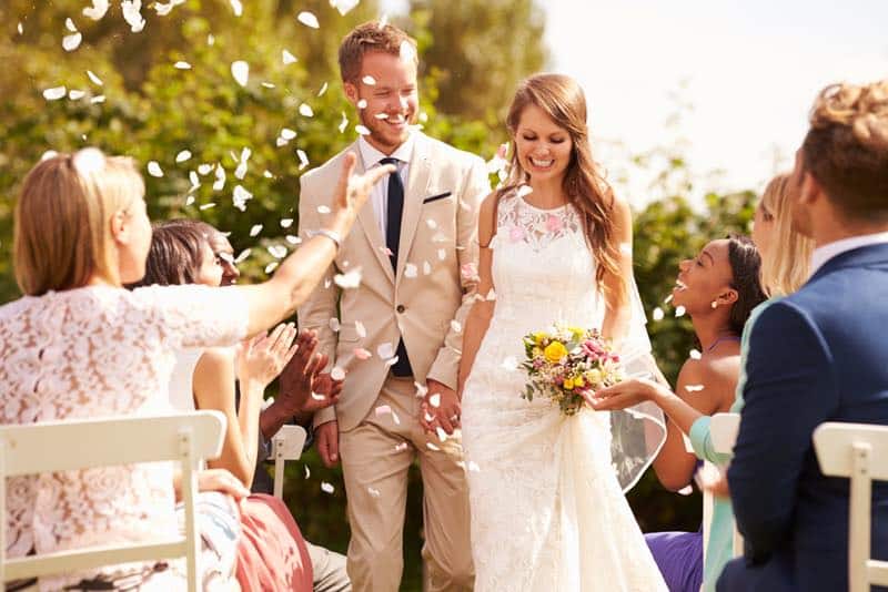 Sommerhochzeit mit glücklichem Brautpaar