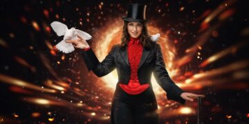 Zauberkünstlerin mit weißen Tauben