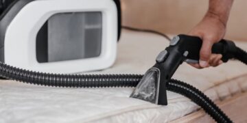 Allergene und Milben aus der Matratze saugen